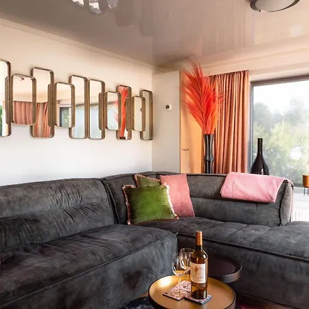 Chalet Davis
